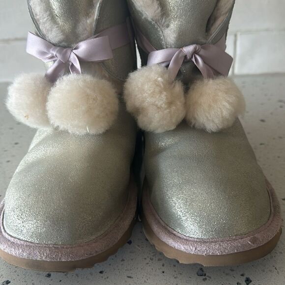 UGG Gita Pom Pom Girl's Metallic Gold Pink Leather Shearling Boots Size 6 Youth - Picture 16 of 16